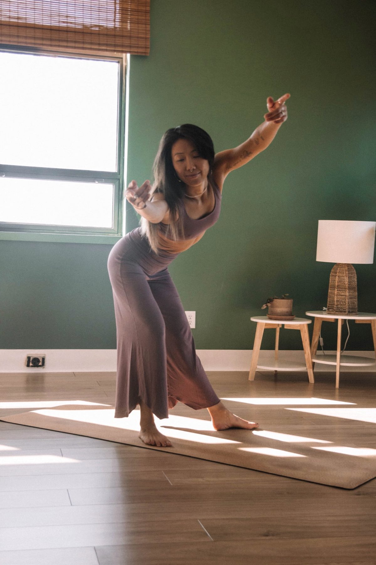 Letitia Rose guide un mouvement expressif dans une salle de pratique lumineuse.