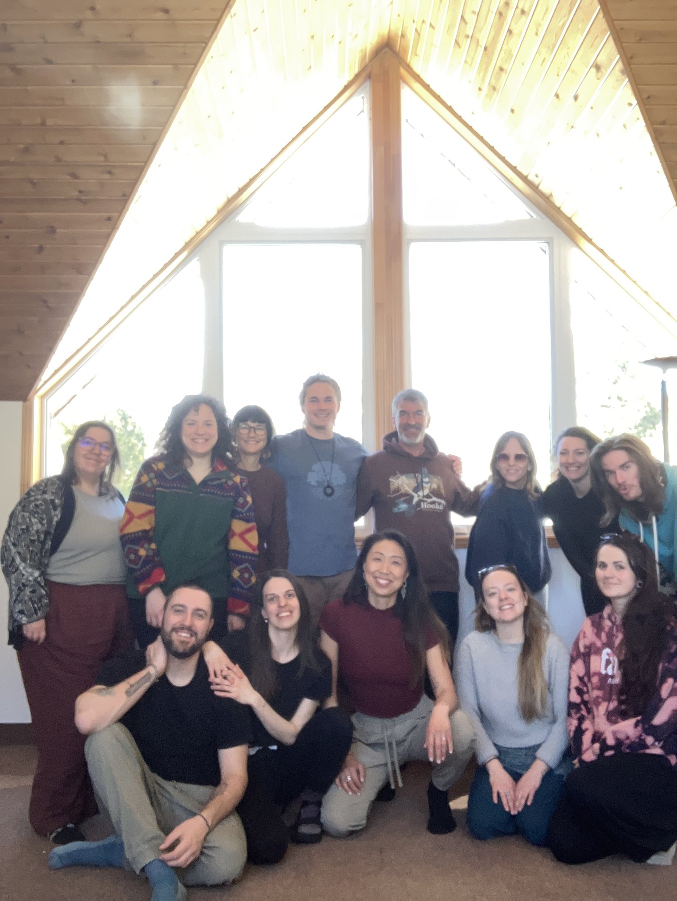 Portrait de groupe pendant une retraite de yoga et présence.
