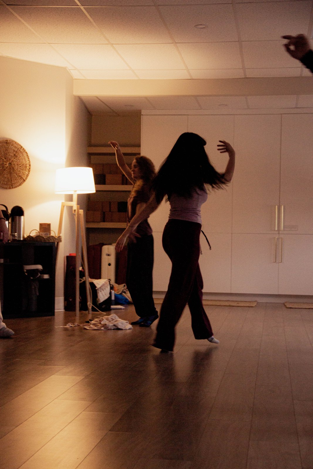 Silhouette en danse intuitive pendant une pratique saisonnière.