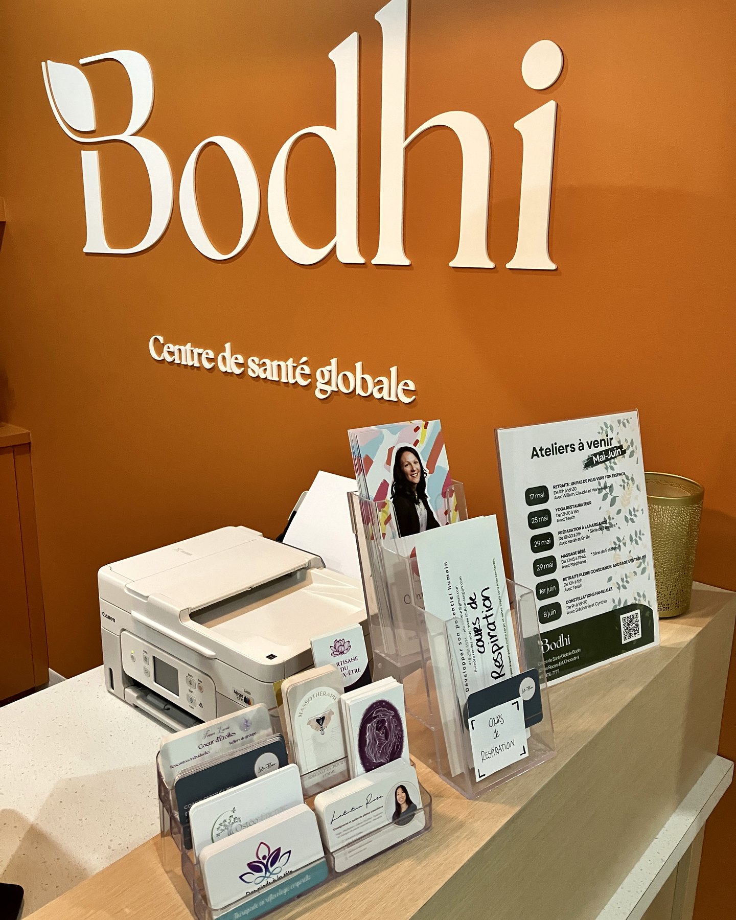 Accueil du Centre Bodhi à Chicoutimi avec signalétique Bodhi, comptoir de réception et lumière chaude.