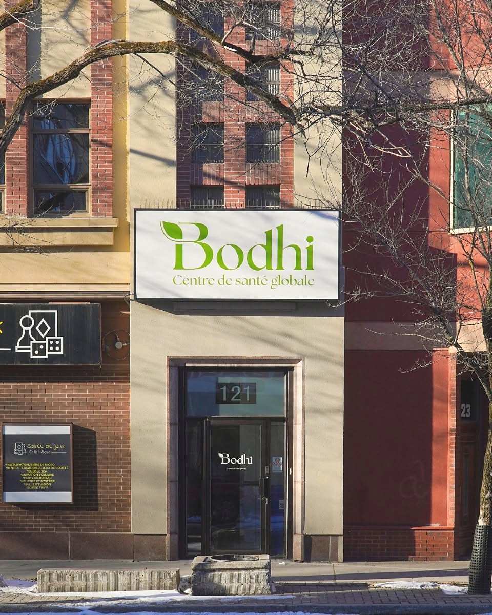 Devanture du Centre Bodhi à Chicoutimi avec enseigne Bodhi au-dessus de l’entrée.
