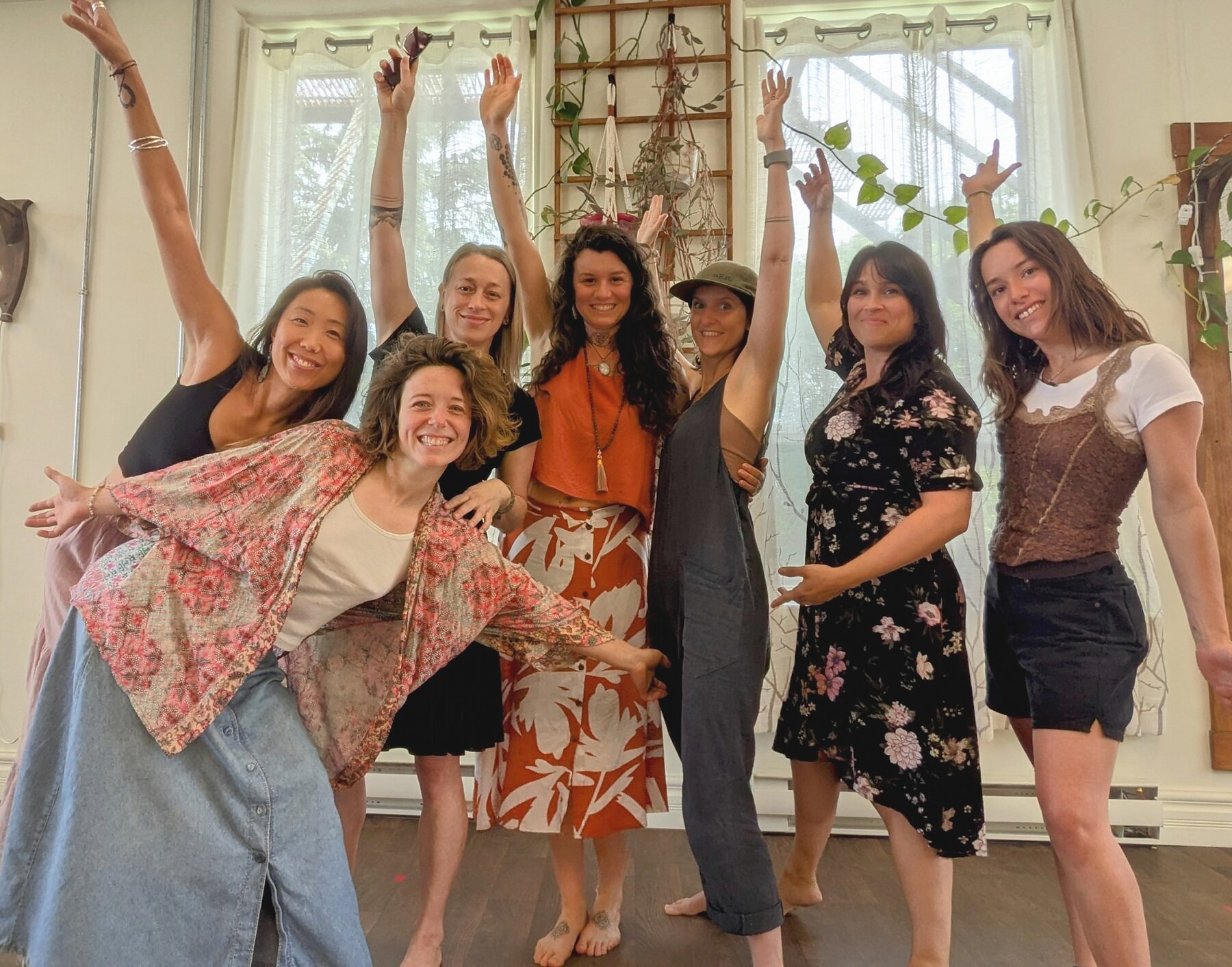 Équipe de Karma Yoga Saguenay dans une pose joyeuse et communautaire au studio.